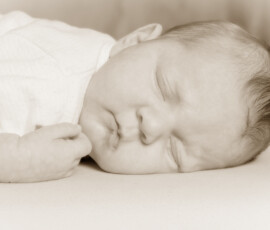 Santina Baby Mädchen 4 Wochen sepia Studio schlafend