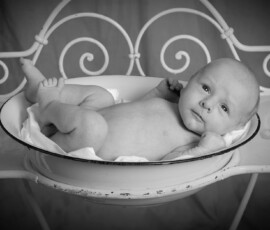 Santina Babyfoto Junge Studio sw Waschschüssel 3 Wochen