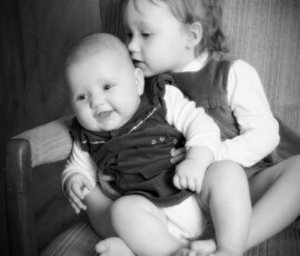 Santina Art Photographie | Baby mit kleiner Schwester by Santina Bregenz